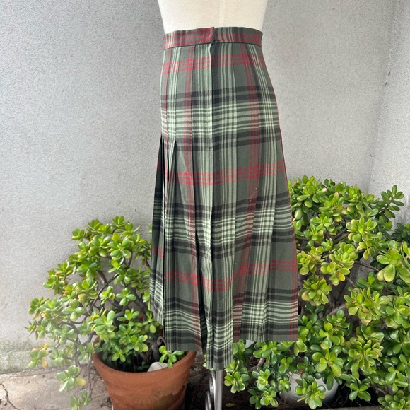 Vintage plaid tartan greens pleated wool skirt Sz Small by The Scotch House - Picture 6 of 10